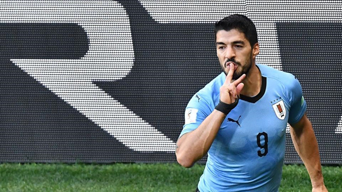 Luis Suarez Kissing His Fingers