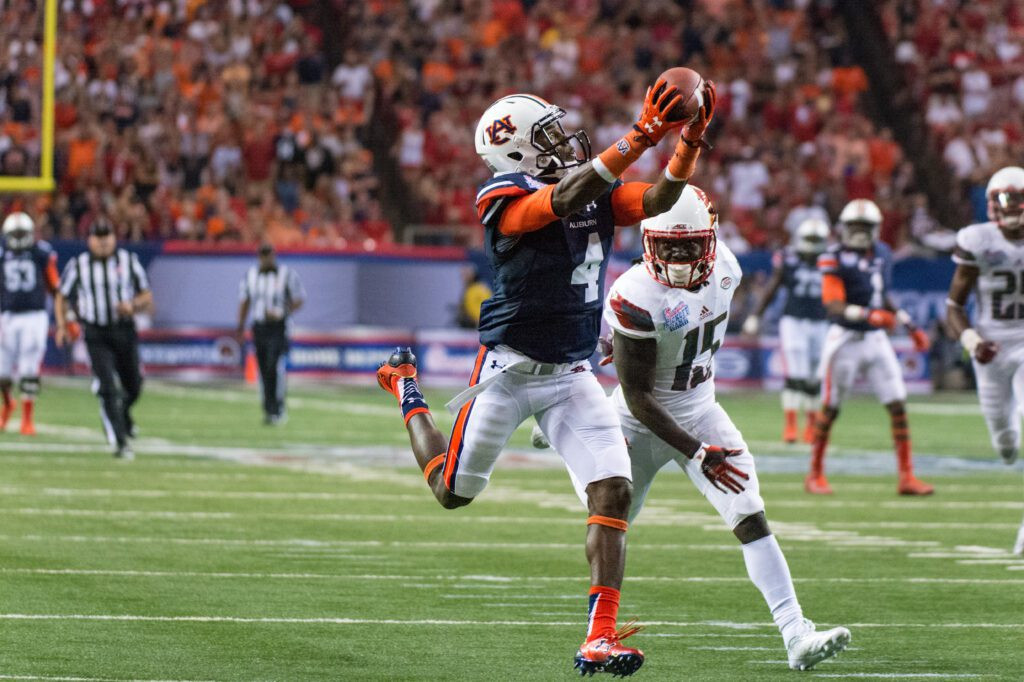 Auburn Tigers versus Louisville Cardinals football game final score.
