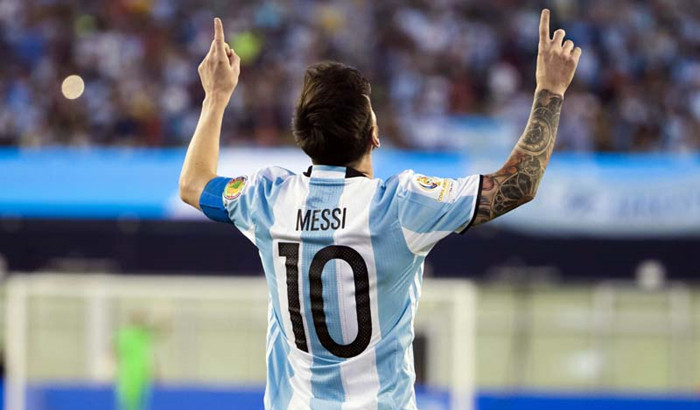 Lionel Messi Points to The Sky