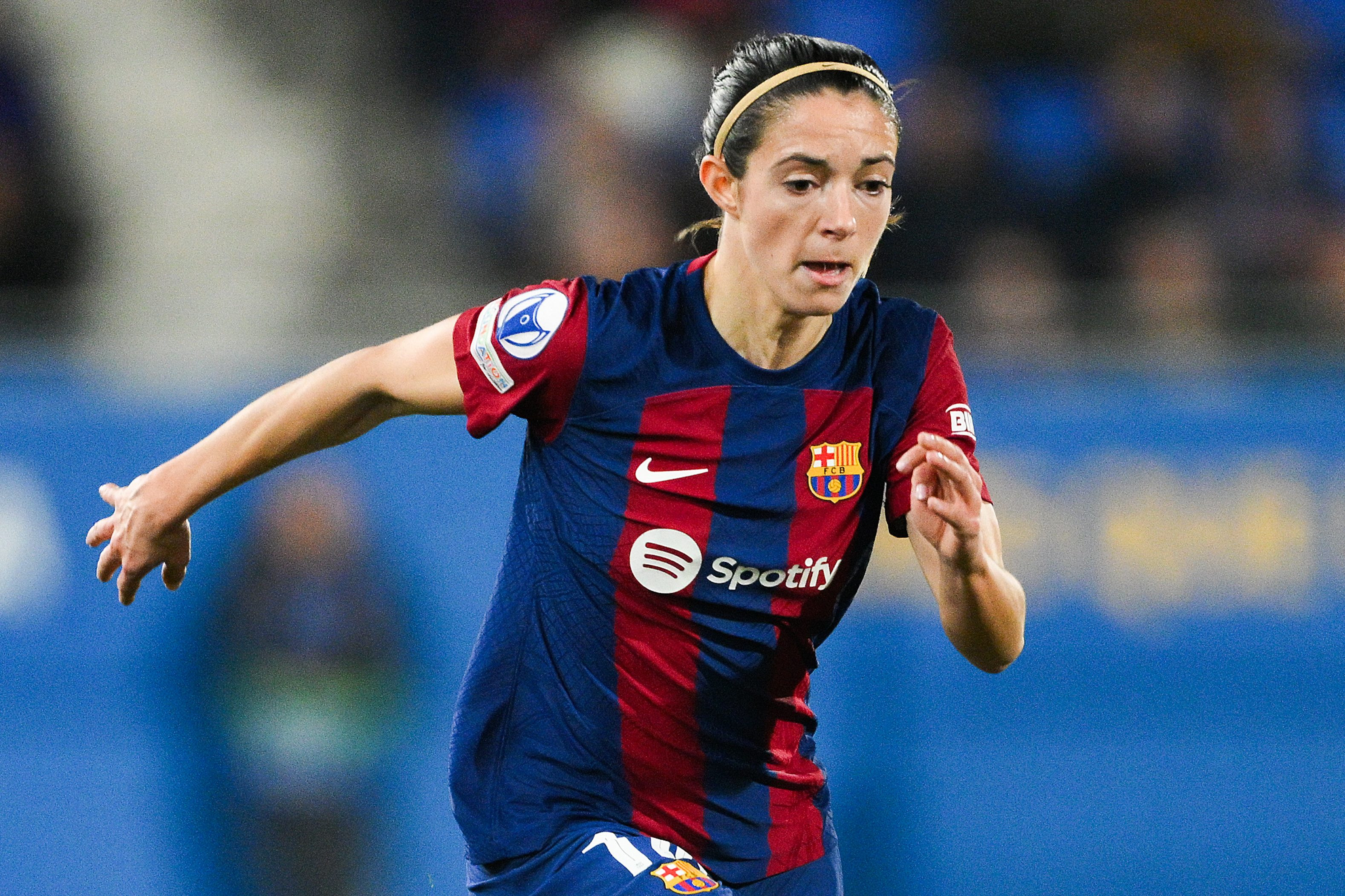 Aitana Bonmati runs with the ball for Barcelona