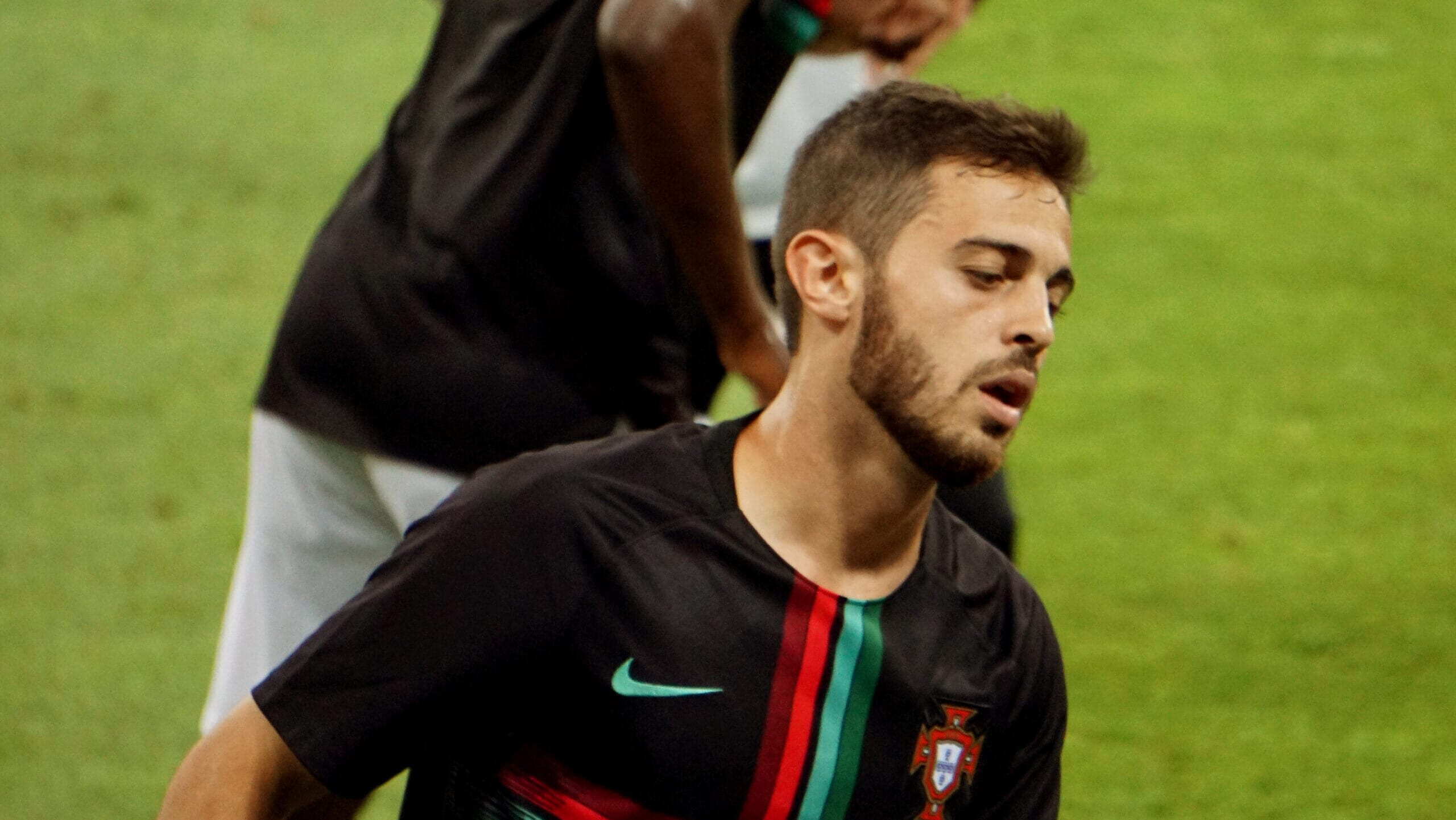 Bernardo Silva in action for Manchester City, a top name among the highest paid Premier League players.