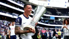 Pedro Porro celebrates Europa league trophy