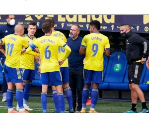 Cádiz Football Club proudly wearing their iconic yellow and blue jerseys as &quot;The Yellow Submarine&quot;