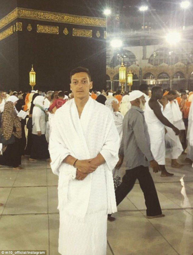 Mesut Özil in traditional Islamic attire, in Mecca