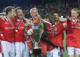 Manchester United players celebrate their late comeback to beat Bayern Munich