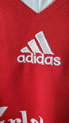 Fake Adidas logo showing 'd's joined to the stripes in an unusual way