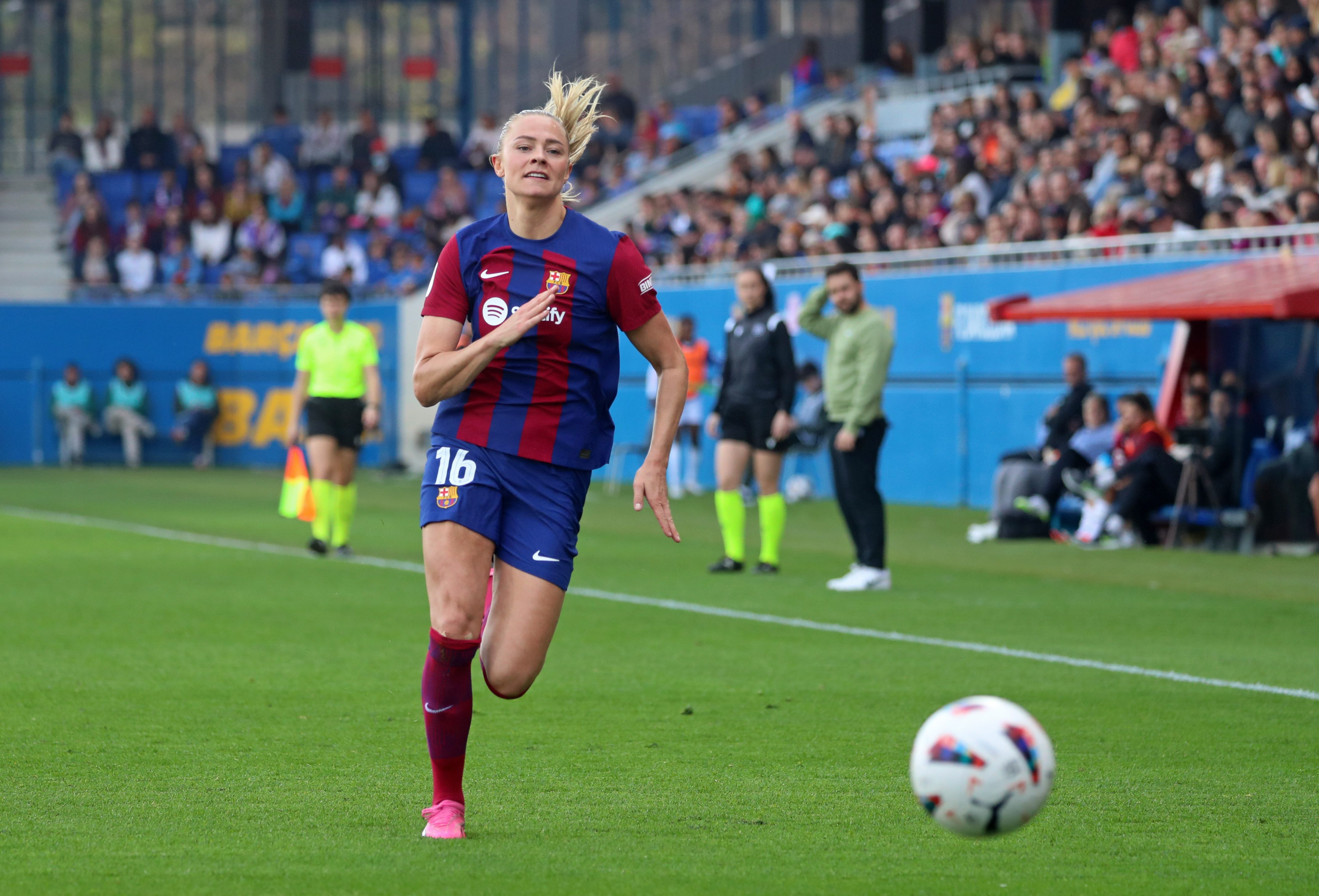 Fridolina Rolfo chases a ball for Barcelona