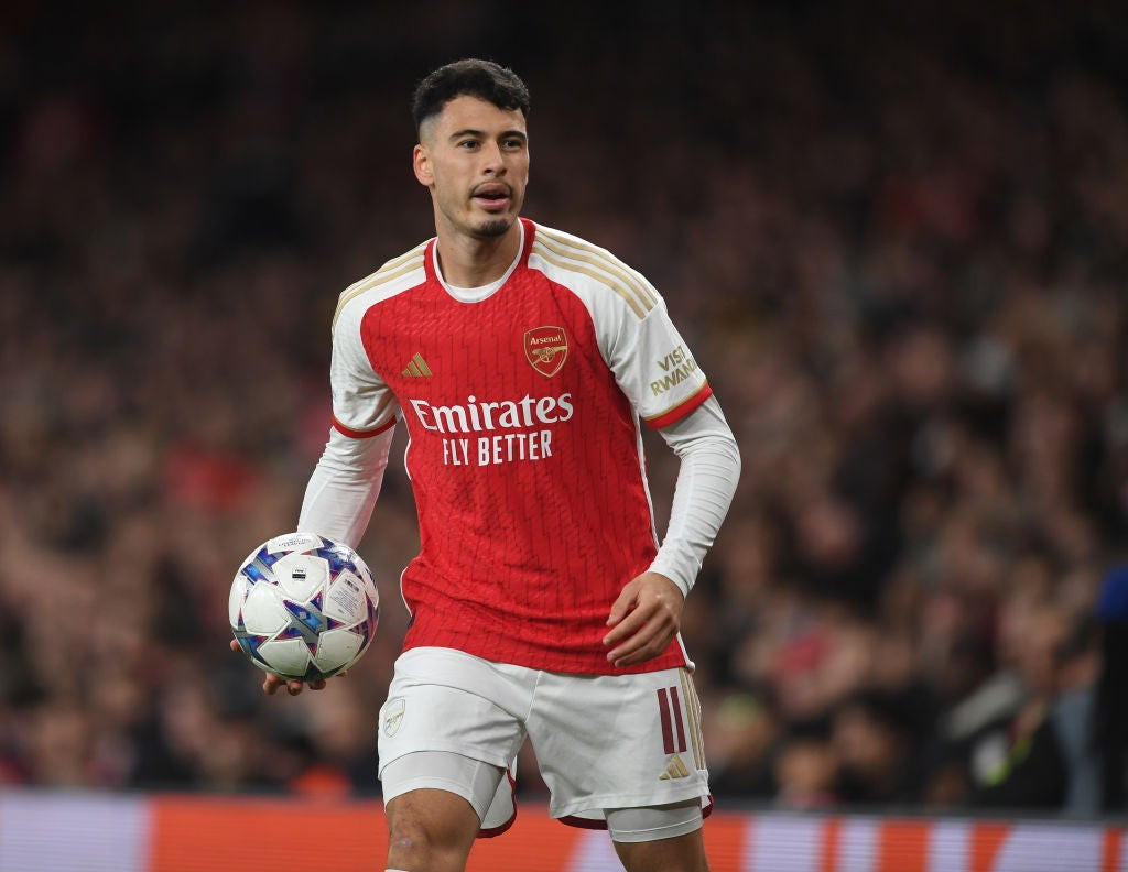 Arsenal player Gabriel Martinelli wearing a match shirt featuring the Emirates Logo