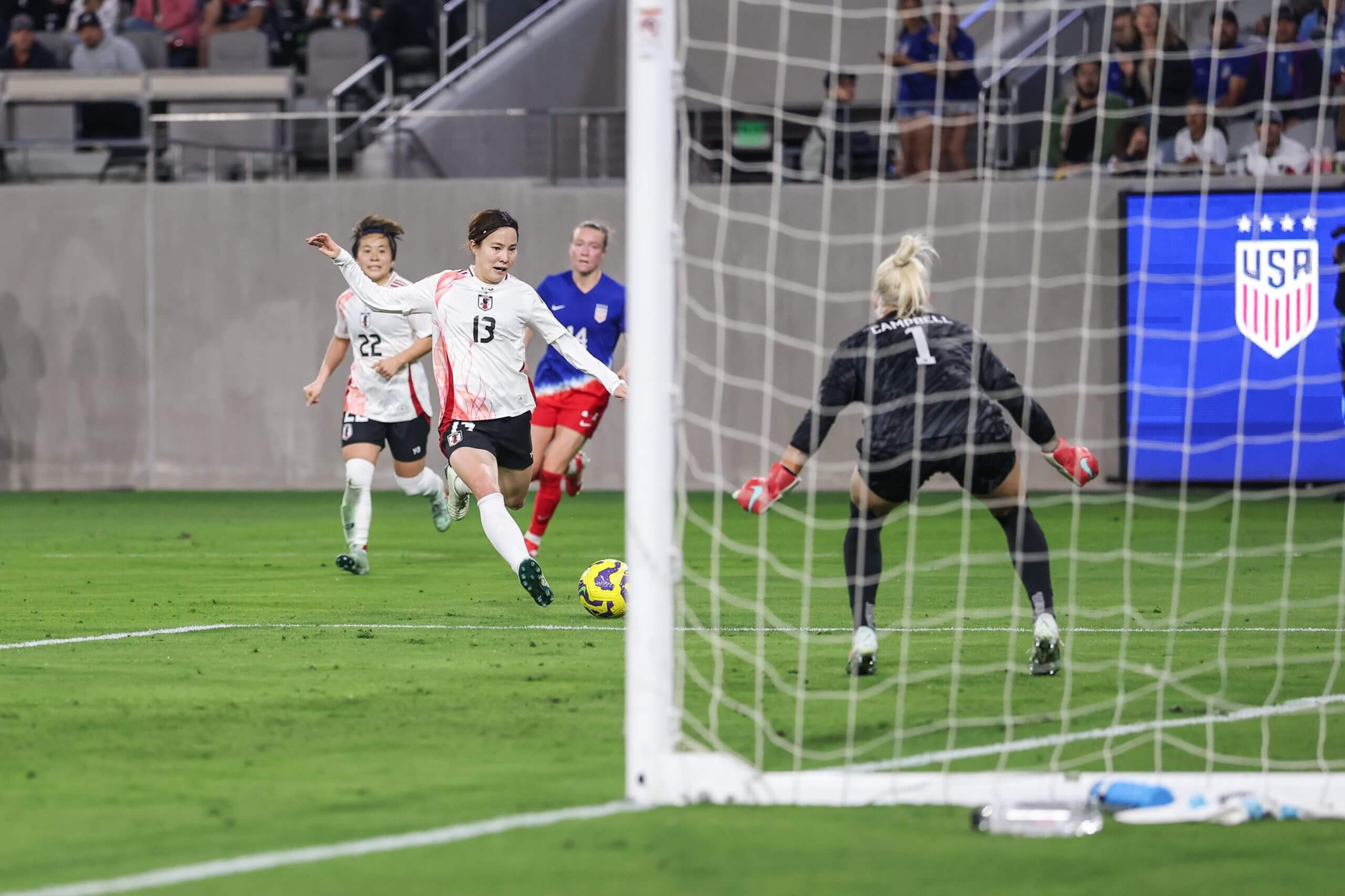 Ayaka Yamashita saving a goal