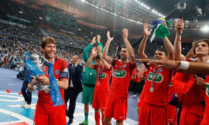 Maxwell celebrating a trophy with PSG