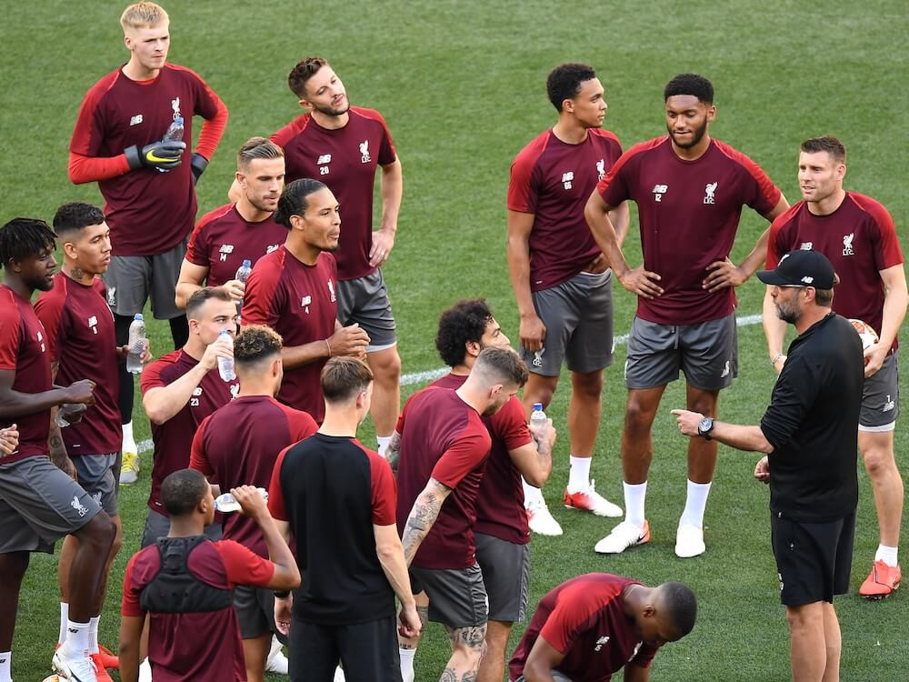 Klopp talking to his Liverpool squad.