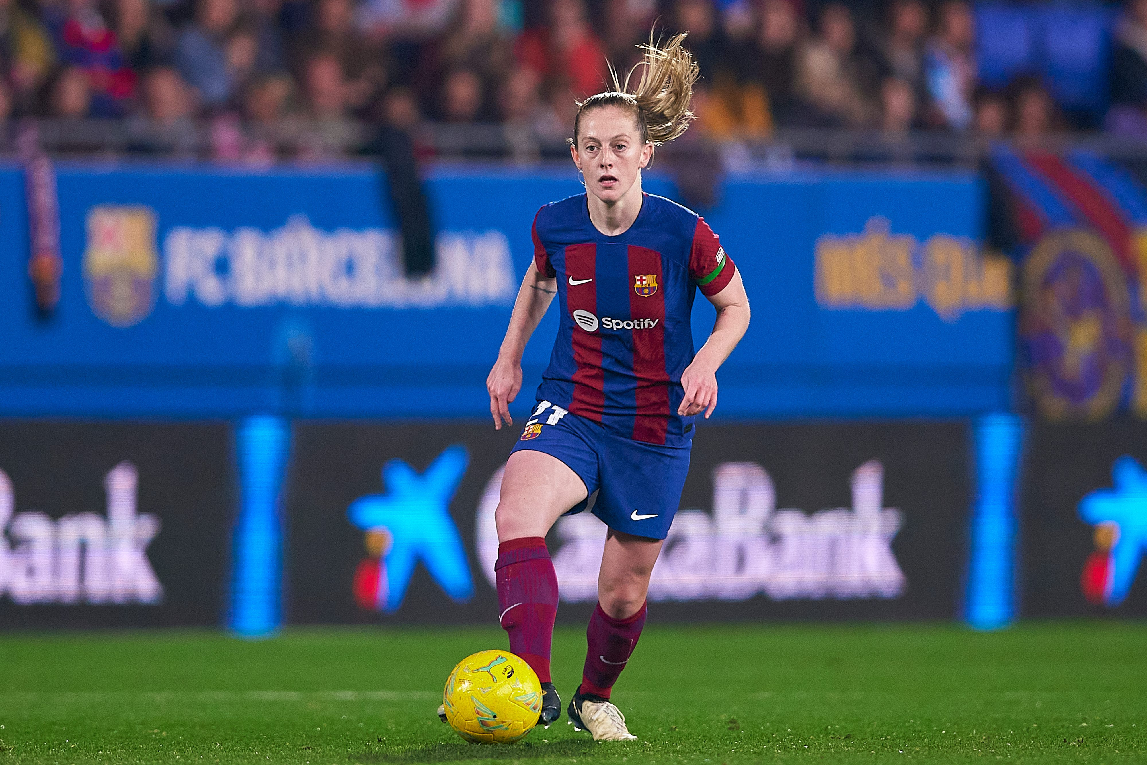 Keira Walsh stands over the ball for Barcelona