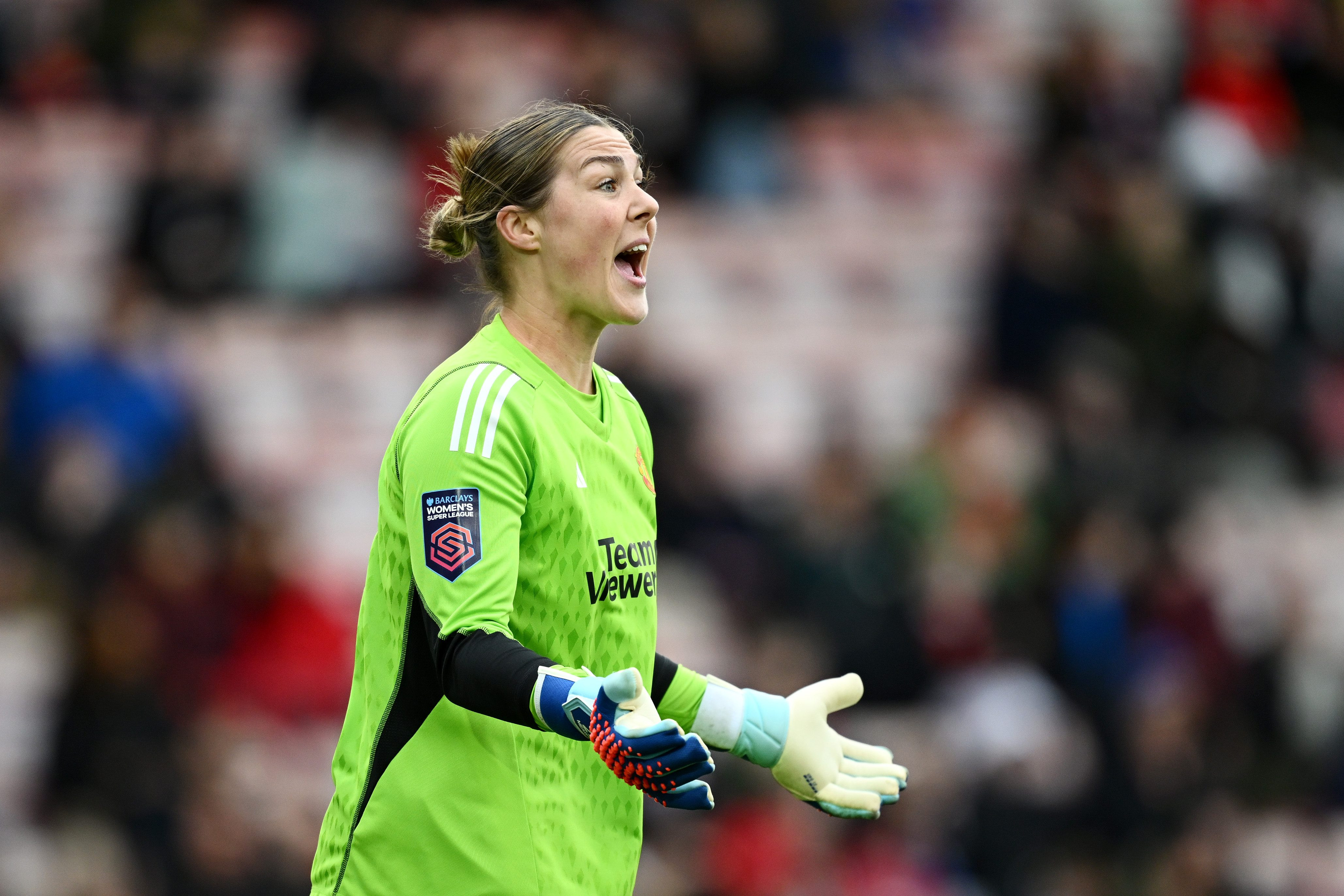 Mary Earps shouts at her Man Utd defence