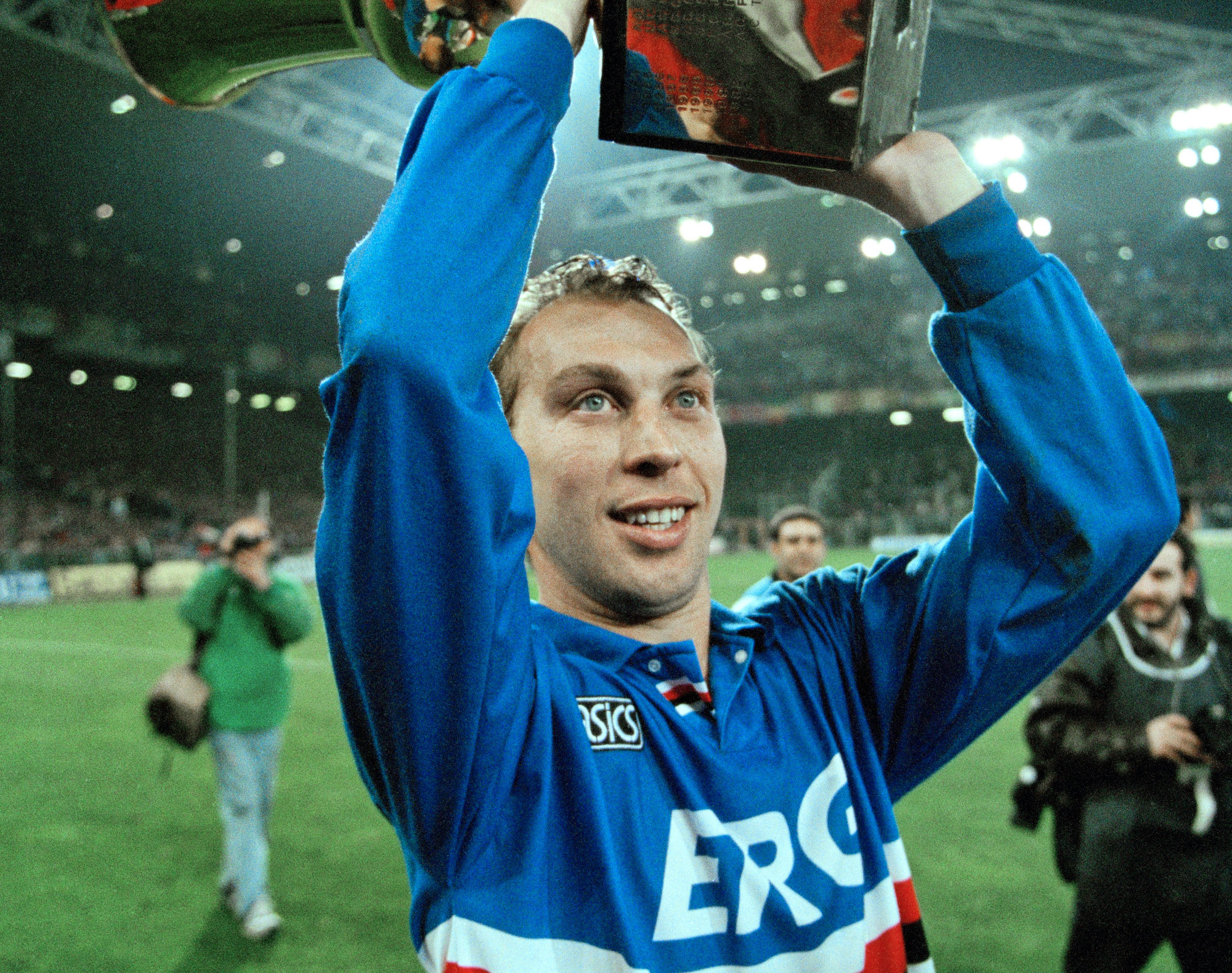 David Platt was mobbed at the airport upon arrival by ecstatic Bari fans