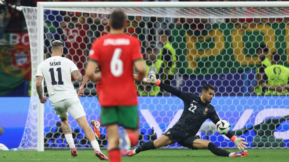 Diogo Costa denies Šeško