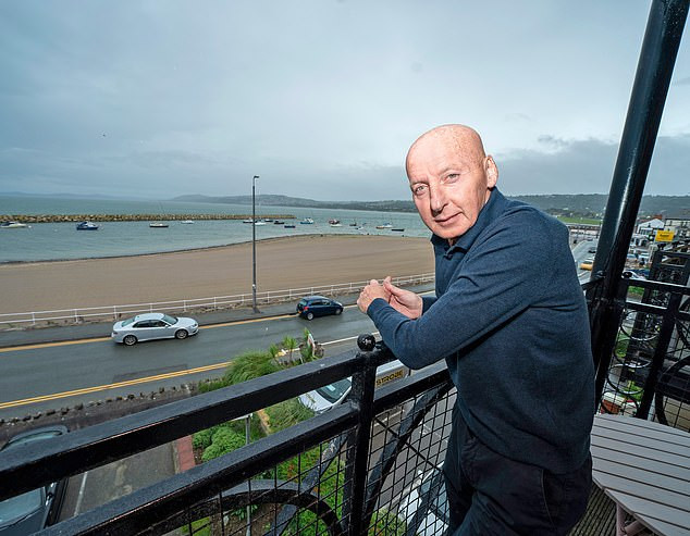 Mickey Thomas in hospital, battling esophageal cancer