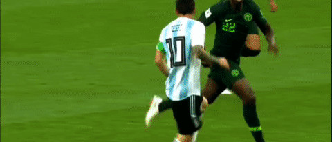 Lionel Messi controlling the aerial pass with thigh 