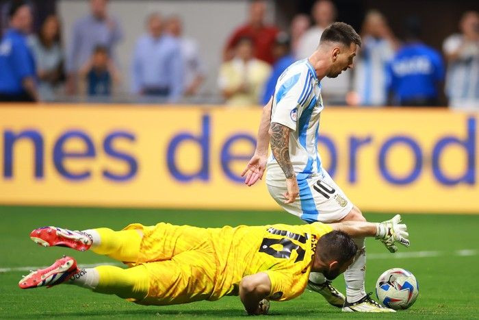 Lionel Messi battles for the ball