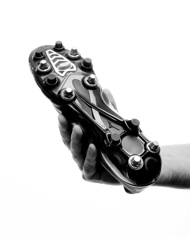 Mizuno Morelia IV rugby boots featuring an 8-stud configuration for superior traction