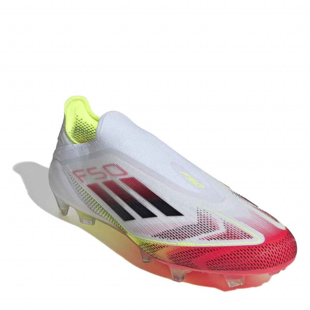 Infographic comparing laced vs. laceless football boots