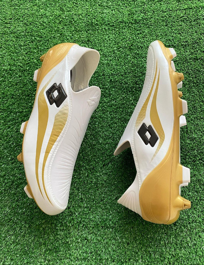 The first ever laceless football boots distrubuted to the global market - the Lotto Zhero Gravity Football Boots in White &amp; Gold.