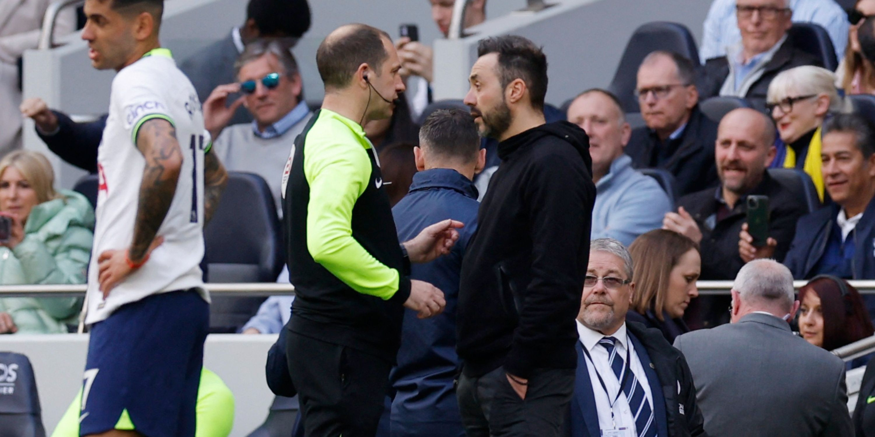 Roberto De Zerbi being shown a red card