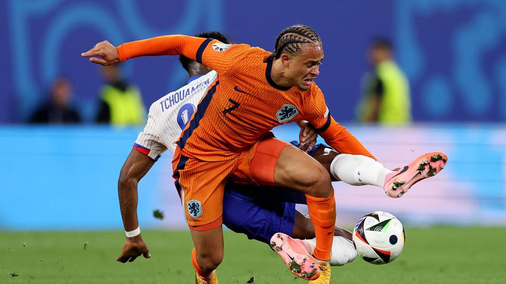 Tough physical battle between Netherlands and France